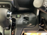 電子制御パーキングブレーキは指一本で簡単操作!!アクセルを踏めば自動的に解除され、再発進が可能。スイッチを押せば手動でも解除できます。