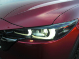 アダプティブLEDヘッドライト装着!フォワードセンシングカメラで前方の追従や対向車の位置を確認、車輌のいない箇所をハイビームにするグレアフリーハイビーム機能が付いております。