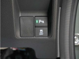 パーキングセンサーシステム搭載。センサーが周辺の障害物を検知。音やディスプレー表示等で障害物との距離をお知らせし、ドライバーに注意を促します。バックでの駐車時や狭い駐車場での出庫時などに役立ちます。