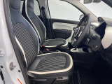 【運転席シート】ゆったりと広々した空間です。ストレスなく運転ができますよ!