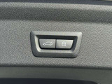 電動リアゲート装備。バンパー下でのキックオープン&クローズ機能も装備です。