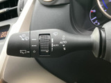 表示がレバー上にまとまり、設定内容を目で確認しやすい構成です。運転席から手を伸ばしやすく、天候に応じた操作を行う際にも扱いやすい位置に備わっています。日常の運転を支えます。