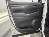 パワーウィンドウのスイッチですよ。運転席に居ながら窓を開け閉めのコントロールできます。