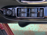 パワーウインドウスイッチです。ミラーの開閉スイッチをAUTOにしていただければドアロック時にドアミラーが閉じロック解除をするとドアミラーが開きますので、とても便利です♪