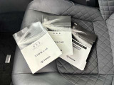 メンテナンスノート、取扱説明書ですね。 車の情報が凝縮されています。 車の整備記録が記載されている大事な物ですよ。