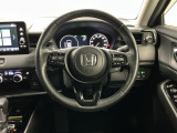 【ハンドル】運転にかかわる様々な操作を安全に行えるように視点移動が少なく操作性に配慮されたスイッチ類が凝縮されたコックピットです。