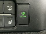 ECONスイッチ操作でエンジンやミッション、エアコンなどを総合的に制御、燃費をよくするようクルマが頑張ります。