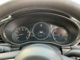 走行に必要な車速や安全支援の状況を中央画面に集約し、直感的に把握できます。少ない視線移動で確認できるクリアな表示により、日常の街乗りから高速走行まで安心して運転に集中できるよう配慮された設計です。