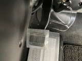 パーキングブレーキはフット式なので運転席と助手席の間はすっきり、移動も楽々です。さっと手が届く位置にATセレクトレバーやエアコンスイッチなどがあり操作性に優れています