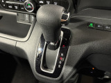 インパネシフトだから視線の移動も少なく足元もスッキリ♪運転席もゆったりしているのでゆとりを持ってドライブできますね!