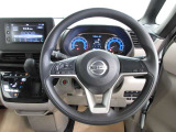 運転が楽しくなる明るく開放的な運転席まわりです。
