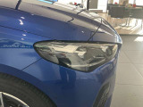 エンジェルアイ、イカリングと呼ばれるBMWのライトの正式名称は「コロナリング」です。一目でBMWとわかる伝統のデザインです。