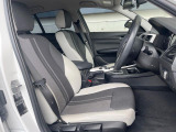 ●前席:ゆったりとしたドライバースペースで、長時間の運転でも快適にお過ごしいただけます。