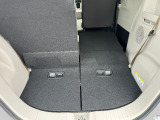 リアシート収納で、大きな荷室として利用できます。