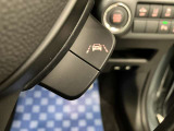 【車線逸脱抑制機能】車線の逸脱の可能性が高いとシステムが判断した場合に、ドライバーに車線逸脱防止方向へのステアリング操作を促し、車両を内側に戻すよう支援します。