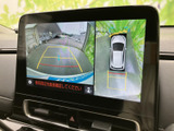 後方の映像に加えて車両周辺を上から見た表示もあり、駐車時の周囲確認をサポートします。画面内のガイド表示を目安にできるため、車庫入れや切り返しの際にも便利です。