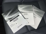メンテナンスノート、取扱説明書です。 その車の整備記録が事細やかに記録されています。 車が生まれてから今までどのような道を歩んできたのか判るとても重要な物ですよ。