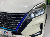 【LEDヘッドライト】悪天候や夜間走行時も良好な視界を確保し安心して運転できる高輝度LEDヘッドライトを装備!点灯速度が早く、消費電力も抑えられています。