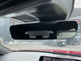 【バックミラー】自動防眩機能付きで後続車のヘッドライトの眩しさを防止できます。