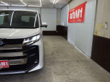 当店では専任のメカニックが大切なお客様のお車を一台一台丁寧に整備いたします。自社認証工場にてリフトアップし下回りまでキッチリ検査いたします。