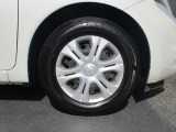 デザインの良い純正フルホイールカバー、タイヤサイズは185/70R14になります