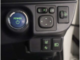 お車のキーはスマートキーです。キーを身につけた状態で車に近づき、ドアロックの解錠や施錠操作が出来ます。雨の日など両手がふさがっている時など、とっても便利ですね。