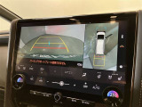 【パノラミックビューモニター】映像で、見づらい車両周辺の確認をアシスト。クルマを真上から見ているような映像を表示。 運転席から確認しにくい車両周囲の状況を把握。
