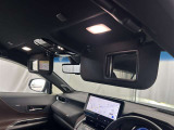 バイザーに鏡を付いているのは当たり前の時代ですが、写真の通りミラーを開くとライトが点灯する「バニティーミラー」を装備。女性には嬉しい機能ですね♪