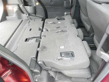 後列を畳むことで収納スペースを拡大できます。