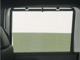 ◆スクリーンサンシェード◆リアドアに装備されています。日差しを和らげ、プライバシーの保護にも役立ちます。後部座席にお子様を乗車させるときも、ゆっくりお昼寝できます♪