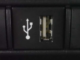 充電用USB端子付き。スマートフォンなどの充電に便利です。