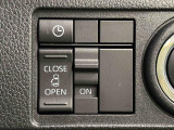 助手席側はパワースライドドアウェルカムオープン機能 降車時にスイッチで予約しておけば、乗車時に電子カードキーを持ってクルマに近づくだけでパワースライドドアが自動でオープン♪