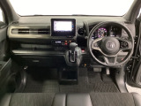 車内は光触媒抗菌消臭施工済です。スタイリッシュなデザインでスポーティなインパネ周りを演出します。グローブボックスやカップホルダーのほかにトレーなどたくさんの収納スペースが付いています。