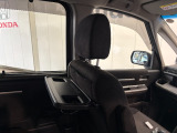 運転席シートバックテーブルを装備!後席から飲み物や小物を置くことができ、車内での休憩やお出かけにも便利。使わない時は折りたたんで収納でき、後席の快適性を高めてくれます。