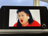 画面でテレビ番組などの映像を楽しめる装備です。停車中の休憩時間にも活用でき、車内で過ごすひとときの楽しみが広がります。映像を見たい時に便利です。