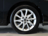 純正のアルミホイール装着車です。タイヤサイズは215/50R17です。