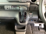 足元スッキリ、インパネシフトです。パーキングブレーキは電子制御パーキングブレーキタイプなので、運転席と助手席の間がスッキリしています。