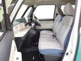 ベンチシートで運転席から助手席への移動もスムーズです!