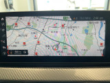 BMWのナビゲーションは操作性も良く、詳細な地図情報と交通状況を見やすく表示し、快適なドライビングをサポートしながら目的地までナビゲートします。