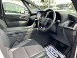高いホールド性で運転姿勢が安定します。長距離ドライブでも疲れにくいのが魅力です。快適なドライビングライフをお送りください♪
