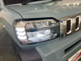 白く明るい光で夜間走行をサポートするLEDヘッドランプを搭載