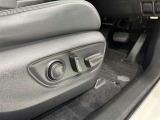 電動パワーシートです。 高級車によく付いてますね。 ポジションを細かく調整、出来るので長時間の運転もリラックスして出来ちゃいますね。