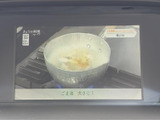 車内のモニターでテレビ番組を視聴でき、停車中の待ち時間もゆったり過ごせます。画面には料理番組が表示されており、映像を楽しみたい場面に便利です。