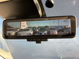 【インテリジェントルームミラー】はリアカメラが車両後方を映し出すので、いつでもクリアな後方視界を確保!夜間や悪天候の運転でも安心です♪