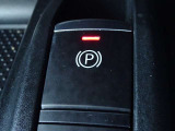 【電動パーキングブレーキスイッチ】オートホールドをONにすると、ブレーキを踏んで停車したときにペダルから足を離しても停車状態を維持!オートホールドをOFFにすることで手動解除のサイドブレーキに!