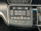 【左右独立オートエアコン】左右席で独立温度コントロールが可能です。運転席はキンキンに冷やして助手席はマイルドにと言った設定が可能です☆暑さ寒さでケンカすることもなくなりますね♪