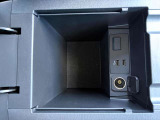 深さのあるコンソールボックス内にUSB端子や電源ソケットを備えています。スマートフォンなどの充電や小物の整理に重宝し、散らかりがちな車内をスッキリ保ちながら日常の移動を快適に支える実用的な収納です。
