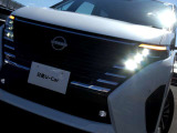 アダプティブLEDヘッドライトシステムは、照射パターンを変化させて対向車や先行車が眩しくならないようにハイビームをキープすることで、良好な視界を確保します。