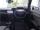 内装はシンプルに使い勝手を考え作られています。お車を運転する感覚をダイレクトに体感して頂けます。室内も広くロングドライブにも快適にお過ごしいただけます。