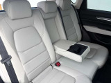 大切な友人を招きたくなる、落ち着きのある快適な後部座席です。A calm and cozy rear seat perfect for your friends.
